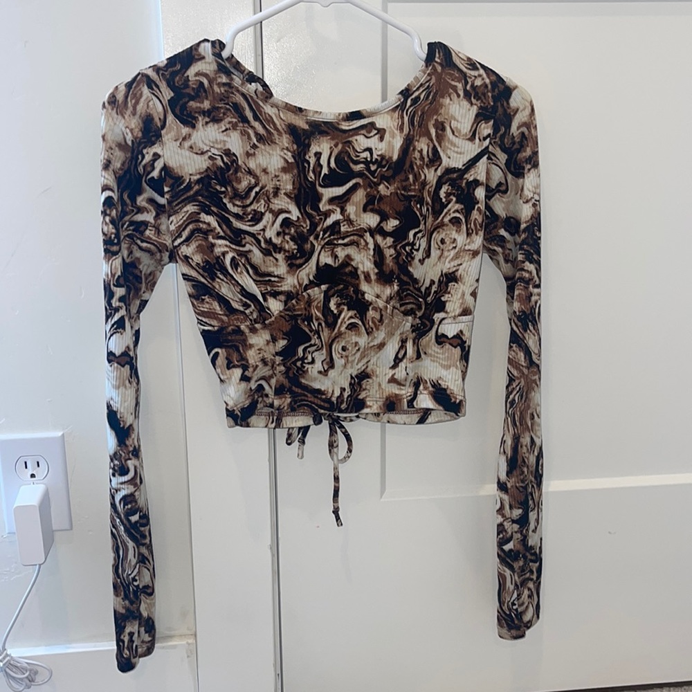 Abstract tie back crop shirt